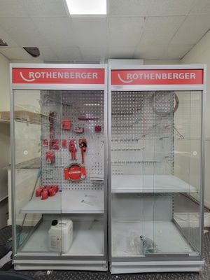 Deux vitrines en métal brossé siglées ROTHENBERGER