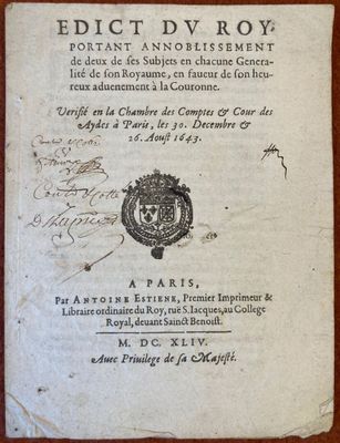 un vieux livre écrit posé sur une table