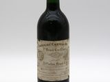 une bouteille de vin posée sur une table
