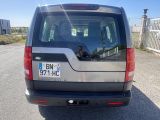 une camionnette argentée garée sur le bord de la route