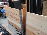 plusieurs pièces de bois sont empilées dans un entrepôt