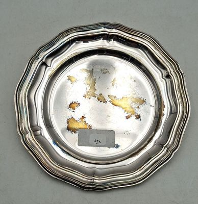 une assiette en argent posée sur une table, avec une étiquette dessus