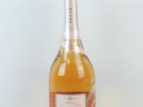 une bouteille de vin posée sur une table