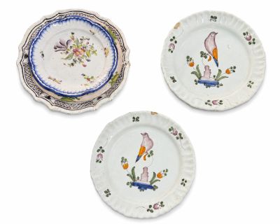 trois assiettes sur lesquelles sont peints des oiseaux et des fleurs sur un fond blanc