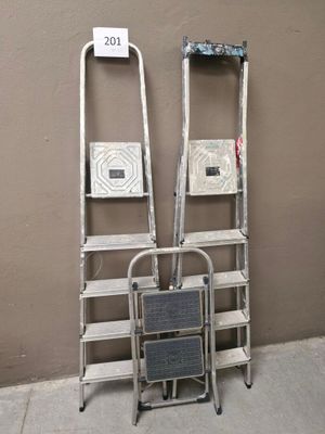 deux échelles placées l'une à côté de l'autre sur le côté d'un immeuble