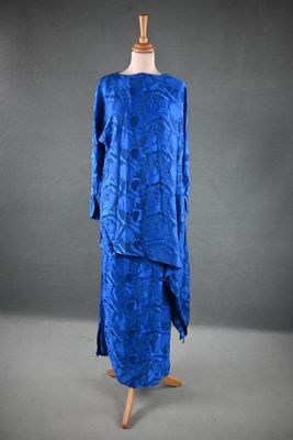 Pierre CARDIN, Ensemble jupe et haut en soie bleue, taille 4…