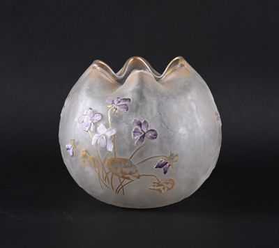 un vase en verre orné de fleurs peintes sur fond noir