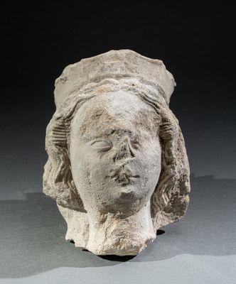 tête d'une statue représentant une femme portant une coiffe