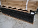 une grande pile de cartons sur une palette dans un entrepôt
