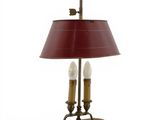 une photo d'une lampe de table avec un abat-jour rouge