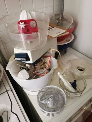 un mixeur posé sur le plan de travail de la cuisine, à côté de l'évier