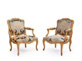 paire de fauteuils de style Louis XV avec assises rembourrées