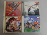 quatre jeux Nintendo posés sur une table blanche, sur fond blanc