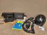 un casque, des écouteurs et d'autres objets par terre