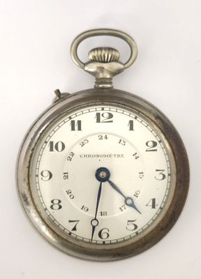 gros plan d'une montre de poche sur une surface blanche