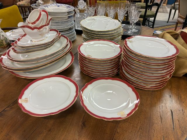 Partie de service de table en porcelaine ailes chantournées décor