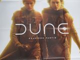 l'affiche du film « Dune », sur laquelle figurent deux hommes debout face à un coucher de soleil