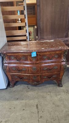 1 commode galbée marquetée de style Louis XV, dessus marbre …