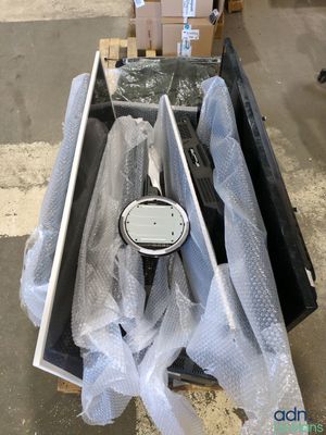 une boîte contenant une horloge, dans un entrepôt