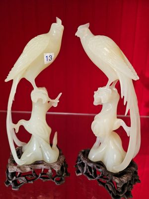 paire de figurines en jade blanc représentant une femme et un oiseau perché sur une branche