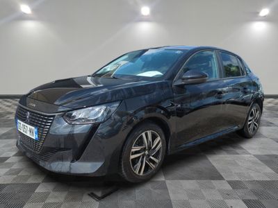 une voiture noire est garée sur le sol en damier d'un garage