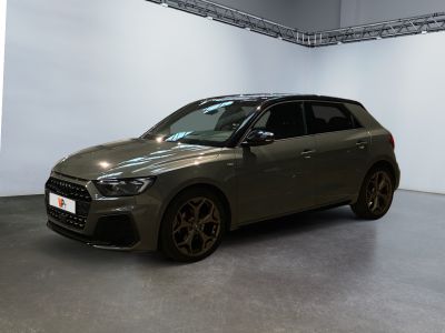 L'Audi QX est garée dans une grande pièce aux murs blancs.