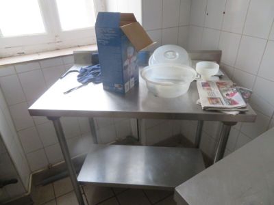 une table sur laquelle se trouve une boîte de nourriture, dans une cuisine