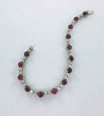 bracelet plaqué argent orné de perles rouges et blanches et muni d'un fermoir