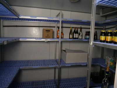 de nombreuses bouteilles de bière sur les étagères de la pièce