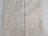 chemise brodée de fleurs blanches sur fond blanc