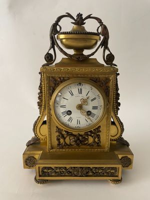 une horloge en or posée sur une table
