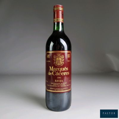 une bouteille de vin posée sur une table