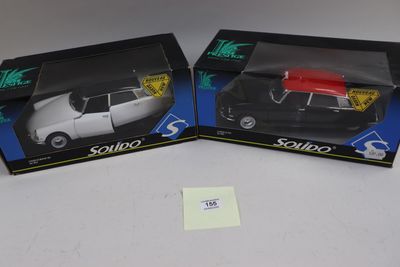 deux jouets emballés représentant une voiture blanche et noire et une voiture rouge et blanche