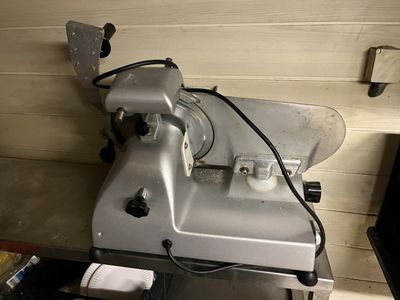 une machine posée sur une table dans une pièce