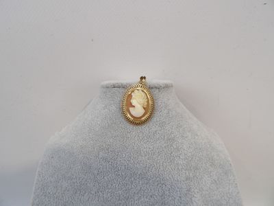 gros plan d'un collier sur un mannequin mannequin mannequin mannequin mannequin mannequin mannequin mannequin mannequin