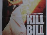 L'affiche du film « Kill Bill » est accrochée au mur.