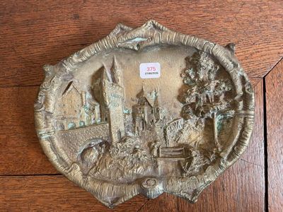une plaque métallique sur laquelle est représenté un château