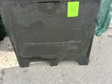 une boîte noire sur laquelle est collé un autocollant vert