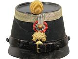 un chapeau noir orné d'une fleur rouge sur le dessus