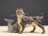 une figurine représentant un chien avec un chapeau sur la tête