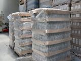 de nombreuses piles de cartons empilées les unes sur les autres dans un entrepôt