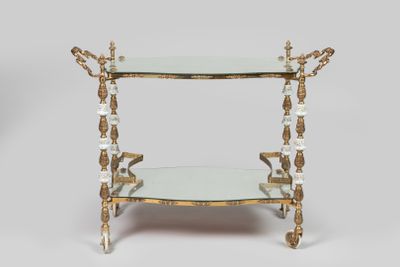 une table d'appoint en laiton et en verre, avec un plateau en verre