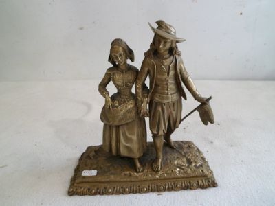 figurine en bronze d'un homme et d'une femme se tenant par la main