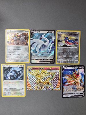 beaucoup de cartes pokemon sur la table