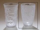 deux vases en verre décorés, posés sur une table