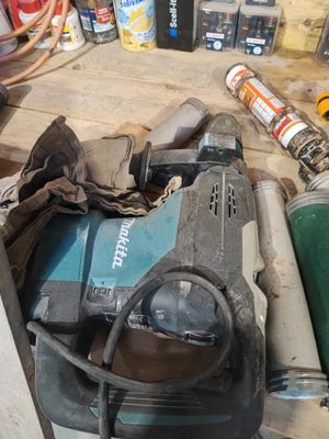 un tas d'outils posé sur une table dans un garage