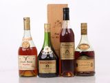 trois bouteilles d'alcools de différentes sortes et une boîte en bois
