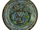 une assiette verte ornée d'un motif sur fond blanc
