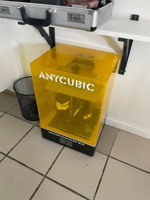 une poubelle jaune posée par terre à côté d'un évier