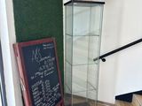 une vitrine avec un tableau noir et un tableau noir posé par terre